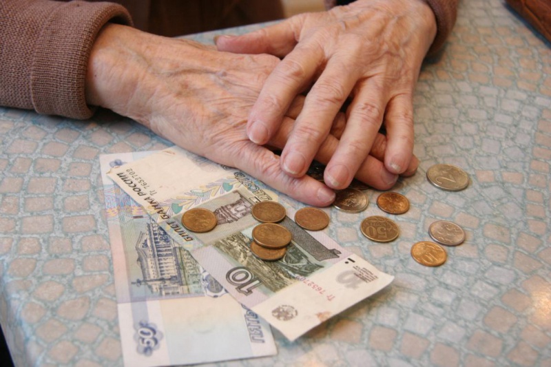 Сотрудница банка обворовала пенсионера на 106 тысяч рублей